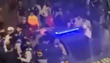 Mobil patroli polisi dikerubungi warga di Tebet Jakarta Selatan saat terjadi kericuhan akibat tawuran. (Posnews/Instagram)