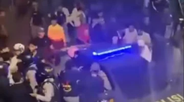 Mobil patroli polisi dikerubungi warga di Tebet Jakarta Selatan saat terjadi kericuhan akibat tawuran. (Posnews/Instagram)