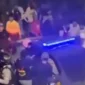 Mobil patroli polisi dikerubungi warga di Tebet Jakarta Selatan saat terjadi kericuhan akibat tawuran. (Posnews/Instagram)