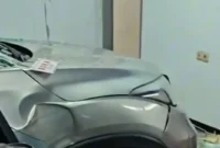 Mobil Honda HR-V menabrak depot air minum isi ulang di Grogol Jakarta Barat dengan kondisi bemper masuk ke dalam bangunan. (Posnews/Ist)