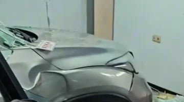 Mobil Honda HR-V menabrak depot air minum isi ulang di Grogol Jakarta Barat dengan kondisi bemper masuk ke dalam bangunan. (Posnews/Ist)