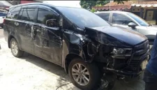 Mobil Toyota Innova menabrak kerumunan siswa SD di depan SDN Sukaratu 5 Pandeglang hingga menimbulkan korban jiwa. (Posnews/Ist)