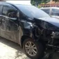 Mobil Toyota Innova menabrak kerumunan siswa SD di depan SDN Sukaratu 5 Pandeglang hingga menimbulkan korban jiwa. (Posnews/Ist)