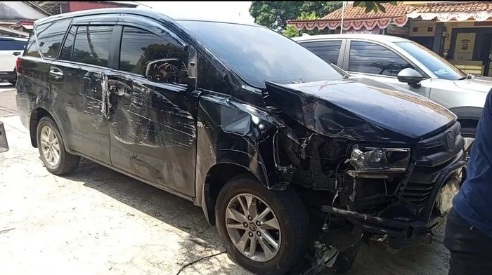 Mobil Toyota Innova menabrak kerumunan siswa SD di depan SDN Sukaratu 5 Pandeglang hingga menimbulkan korban jiwa. (Posnews/Ist)