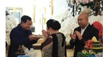 Momen Prabowo Subianto menerima tumpeng dari Titiek Soeharto dalam perayaan ulang tahun ke-67 yang dihadiri keluarga besar dan putra mereka Didit Hediprasetyo. (Posnews/Instagram)