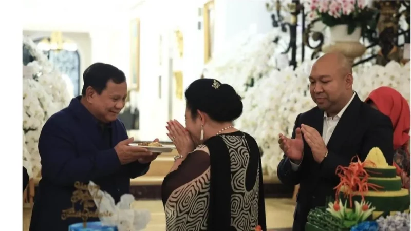 Momen Prabowo Subianto menerima tumpeng dari Titiek Soeharto dalam perayaan ulang tahun ke-67 yang dihadiri keluarga besar dan putra mereka Didit Hediprasetyo. (Posnews/Instagram)