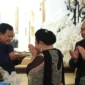 Momen Prabowo Subianto menerima tumpeng dari Titiek Soeharto dalam perayaan ulang tahun ke-67 yang dihadiri keluarga besar dan putra mereka Didit Hediprasetyo. (Posnews/Instagram)