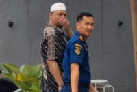 Narapidana kasus korupsi dikawal petugas saat singgah di coffee shop di Kendari. (Posnews/Ist)