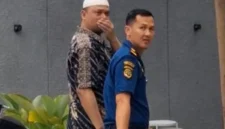 Narapidana kasus korupsi dikawal petugas saat singgah di coffee shop di Kendari. (Posnews/Ist)