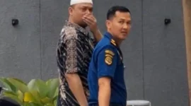 Narapidana kasus korupsi dikawal petugas saat singgah di coffee shop di Kendari. (Posnews/Ist)