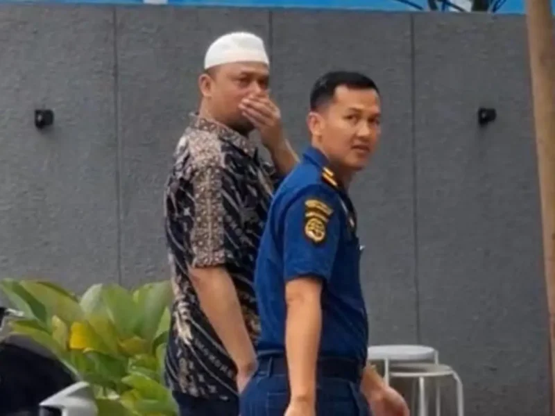 Narapidana kasus korupsi dikawal petugas saat singgah di coffee shop di Kendari. (Posnews/Ist)