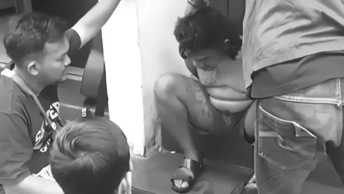 Seorang pelaku copet di Bogor diamankan polisi dalam kondisi luka setelah dihajar massa usai kepergok mencuri dompet di Jalan Suryakencana. (Posnews/Ist)