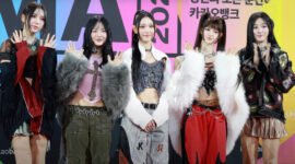 Langkah baru di Denmark. Hanni, Haerin, dan Hyein terlihat berada di Kopenhagen untuk memulai pra-produksi perjalanan musik baru NewJeans di tengah ketidakpastian status anggota lainnya. Dok: Istimewa.