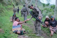 Personel Satgas Damai Cartenz melakukan patroli di jalur rawan Distrik Ilaga Papua Tengah untuk menjaga keamanan wilayah. (Posnews/Ist)