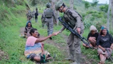 Personel Satgas Damai Cartenz melakukan patroli di jalur rawan Distrik Ilaga Papua Tengah untuk menjaga keamanan wilayah. (Posnews/Ist)