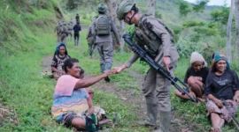 Personel Satgas Damai Cartenz melakukan patroli di jalur rawan Distrik Ilaga Papua Tengah untuk menjaga keamanan wilayah. (Posnews/Ist)