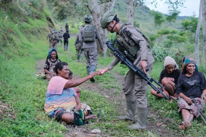 Personel Satgas Damai Cartenz melakukan patroli di jalur rawan Distrik Ilaga Papua Tengah untuk menjaga keamanan wilayah. (Posnews/Ist)