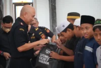 Pegawai Bea Cukai Marunda menyerahkan santunan kepada anak yatim dan lansia dalam kegiatan bakti sosial di Cilincing Jakarta Utara. (Posnews/MR)