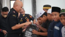 Pegawai Bea Cukai Marunda menyerahkan santunan kepada anak yatim dan lansia dalam kegiatan bakti sosial di Cilincing Jakarta Utara. (Posnews/MR)