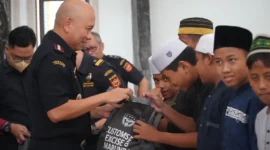 Pegawai Bea Cukai Marunda menyerahkan santunan kepada anak yatim dan lansia dalam kegiatan bakti sosial di Cilincing Jakarta Utara. (Posnews/MR)