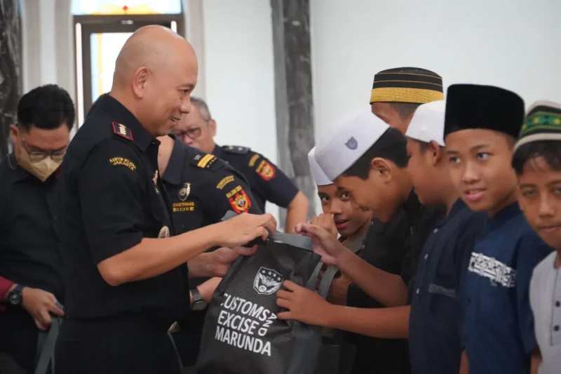 Pegawai Bea Cukai Marunda menyerahkan santunan kepada anak yatim dan lansia dalam kegiatan bakti sosial di Cilincing Jakarta Utara. (Posnews/MR)