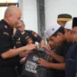 Pegawai Bea Cukai Marunda menyerahkan santunan kepada anak yatim dan lansia dalam kegiatan bakti sosial di Cilincing Jakarta Utara. (Posnews/MR)
