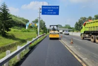 Pekerjaan pemeliharaan jalan di Tol Cipularang-Padaleunyi oleh Jasa Marga dengan penutupan lajur sementara. (Posnewa/Jasamarga)