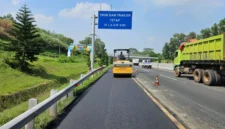 Pekerjaan pemeliharaan jalan di Tol Cipularang-Padaleunyi oleh Jasa Marga dengan penutupan lajur sementara. (Posnewa/Jasamarga)