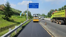 Pekerjaan pemeliharaan jalan di Tol Cipularang-Padaleunyi oleh Jasa Marga dengan penutupan lajur sementara. (Posnewa/Jasamarga)