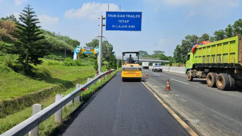 Pekerjaan pemeliharaan jalan di Tol Cipularang-Padaleunyi oleh Jasa Marga dengan penutupan lajur sementara. (Posnewa/Jasamarga)