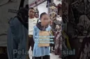 Pelaku copet perempuan diarak di kawasan Jembatan Penyeberangan Multiguna Stasiun Tanah Abang dengan tulisan “saya copet” setelah tertangkap. (Posnews/Instagram)