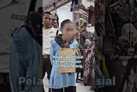 Pelaku copet perempuan diarak di kawasan Jembatan Penyeberangan Multiguna Stasiun Tanah Abang dengan tulisan “saya copet” setelah tertangkap. (Posnews/Instagram)
