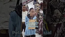 Pelaku copet perempuan diarak di kawasan Jembatan Penyeberangan Multiguna Stasiun Tanah Abang dengan tulisan “saya copet” setelah tertangkap. (Posnews/Instagram)