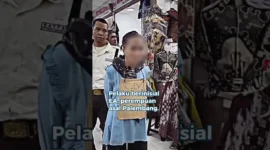Pelaku copet perempuan diarak di kawasan Jembatan Penyeberangan Multiguna Stasiun Tanah Abang dengan tulisan “saya copet” setelah tertangkap. (Posnews/Instagram)
