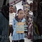 Pelaku copet perempuan diarak di kawasan Jembatan Penyeberangan Multiguna Stasiun Tanah Abang dengan tulisan “saya copet” setelah tertangkap. (Posnews/Instagram)