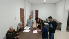 Pelimpahan tersangka narkoba oleh Bareskrim Polri ke Kejari Dumai dan Medan beserta barang bukti Nimetazepam dan etomidate. (Posnews/Ist)