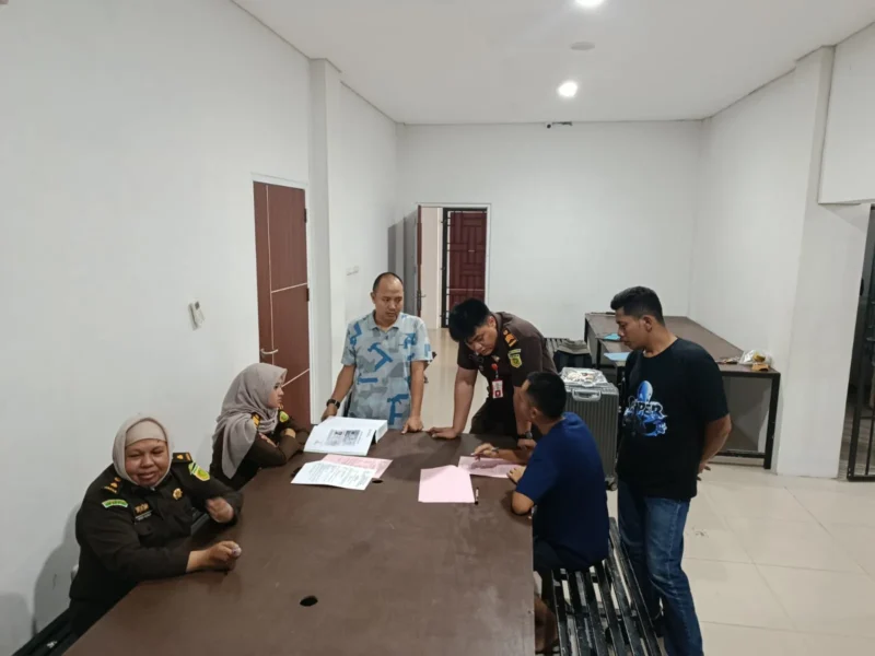 Pelimpahan tersangka narkoba oleh Bareskrim Polri ke Kejari Dumai dan Medan beserta barang bukti Nimetazepam dan etomidate. (Posnews/Ist)