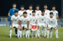 Pemain Timnas Indonesia U-17 berduel sengit melawan Vietnam di Piala AFF U-17.  (LOC Media Match Operation ASEAN U17 Championship 2026)
