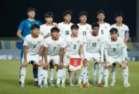 Pemain Timnas Indonesia U-17 berduel sengit melawan Vietnam di Piala AFF U-17.  (LOC Media Match Operation ASEAN U17 Championship 2026)
