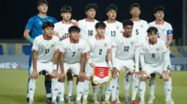 Pemain Timnas Indonesia U-17 berduel sengit melawan Vietnam di Piala AFF U-17.  (LOC Media Match Operation ASEAN U17 Championship 2026)
