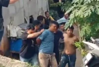 Penggerebekan kampung narkoba di Kabupaten OKU Timur. (Posnews/Ist)