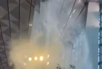 Kondisi atap boarding lounge Terminal 3 Bandara Soekarno-Hatta yang jebol saat hujan deras dan penumpang panik berlarian. (Posnews/Ist)