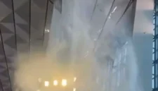 Kondisi atap boarding lounge Terminal 3 Bandara Soekarno-Hatta yang jebol saat hujan deras dan penumpang panik berlarian. (Posnews/Ist)