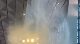 Kondisi atap boarding lounge Terminal 3 Bandara Soekarno-Hatta yang jebol saat hujan deras dan penumpang panik berlarian. (Posnews/Ist)