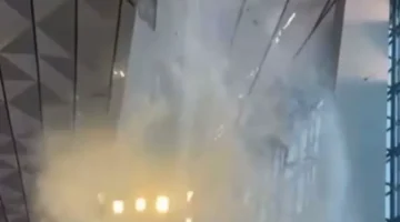 Kondisi atap boarding lounge Terminal 3 Bandara Soekarno-Hatta yang jebol saat hujan deras dan penumpang panik berlarian. (Posnews/Ist)