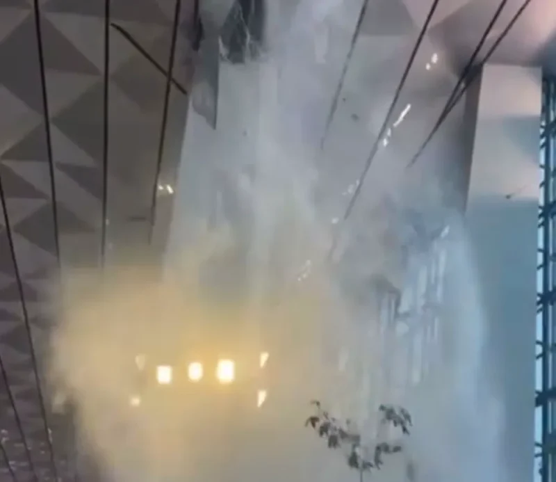 Kondisi atap boarding lounge Terminal 3 Bandara Soekarno-Hatta yang jebol saat hujan deras dan penumpang panik berlarian. (Posnews/Ist)