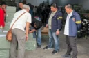 Petugas Bareskrim Polri menggerebek gudang selundupan di Penjaringan Jakarta Utara dan menyita ribuan ponsel impor ilegal. (Posnews/Ist)