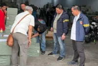 Petugas Bareskrim Polri menggerebek gudang selundupan di Penjaringan Jakarta Utara dan menyita ribuan ponsel impor ilegal. (Posnews/Ist)