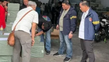 Petugas Bareskrim Polri menggerebek gudang selundupan di Penjaringan Jakarta Utara dan menyita ribuan ponsel impor ilegal. (Posnews/Ist)