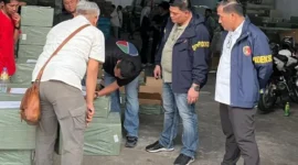 Petugas Bareskrim Polri menggerebek gudang selundupan di Penjaringan Jakarta Utara dan menyita ribuan ponsel impor ilegal. (Posnews/Ist)